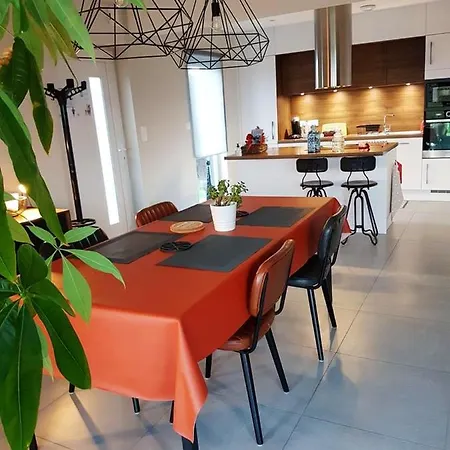 Charmante Maison A Le Bas Avec Jardin Et Vue Montagne *